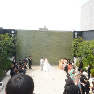 挙式会場から大階段をとおり、外に出ることができます