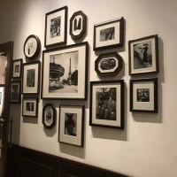 4階の会場を出たところにたくさんオシャレな写真立て