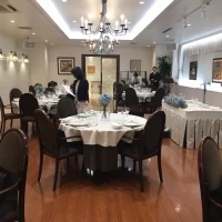 スタッフさんが写ってしまっておりますが披露宴会場の全景です。