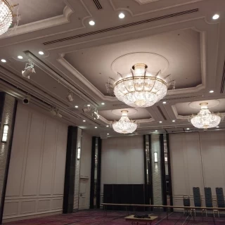 天井が高く、様々な演出が可能な会場。