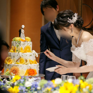 夏の雰囲気のお花とケーキ