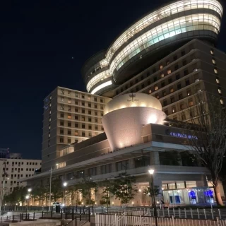夜のホテル外観