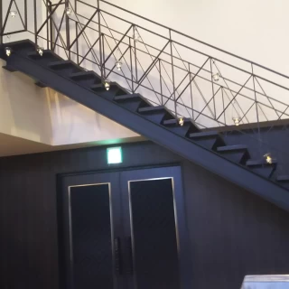 シックな会場。
階段。