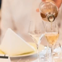 おしゃれなグラスに飲み物を。