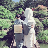 日本庭園を歩く花嫁さんの後ろ姿