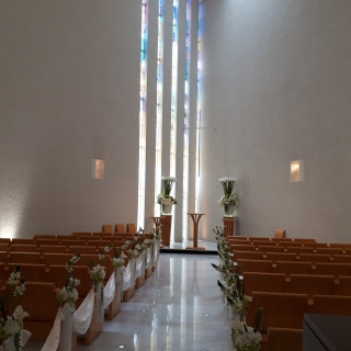 祭壇直上とステンドグラスから自然光