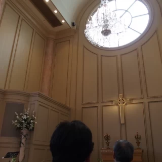 祭壇の上に窓があり、自然光が入ります
