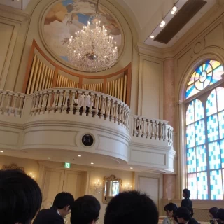 パイプオルガン生演奏、ステンドグラス