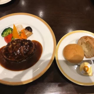 実際の披露宴ではでませんが英國屋さんの人気のハンバーグ！