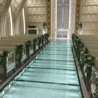 他の会場さんにはないクリスタルのチャペル