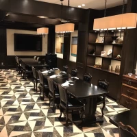 シックな落ち着いた色合いの会場。
人数が少なめの場合。