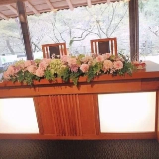 メインテーブルも素敵です。後ろのお庭が見えます。