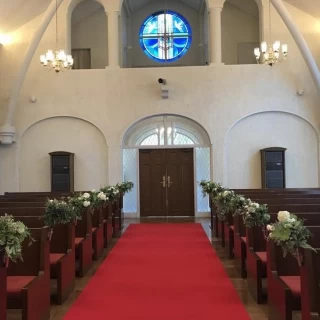 邸宅の隣にある挙式場です