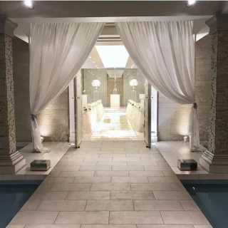 水に浮かぶ挙式場
