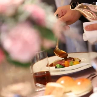 メイン料理のソースがけ(提供前)