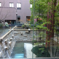 鴨川の地下水を使った中庭の池