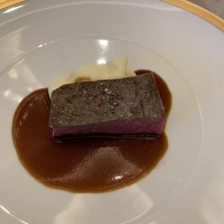 お肉。ソースが濃厚で、付け合わせのマッシュポテトも美味しかっ