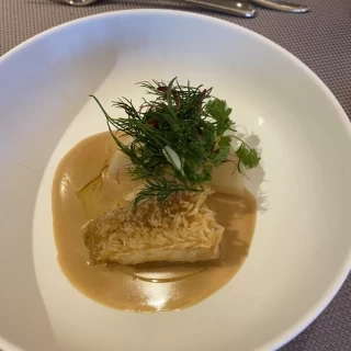 魚。皮目がパリパリにたっていて美味しかったです。