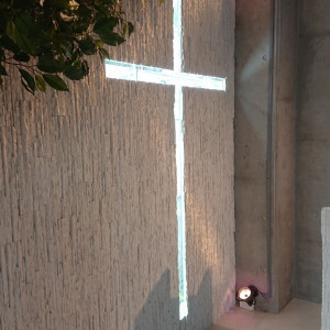 十字架の光が差し込む挙式場|562482さんの北野アイビーテラスの写真(1034691)