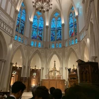天井が広く、ステンドグラスが綺麗です