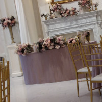 白い披露宴会場に、ピンク系統のクロスとお花が抜群に可愛いです