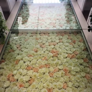ガラスのバージンロードしたには薔薇がたくさん。