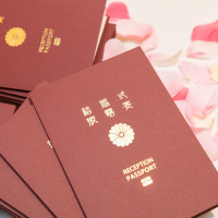 旅行がテーマの結婚式にパスポート型のユニークな席次表