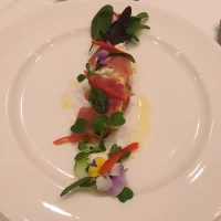 インサラータという料理。生ハムも入ってて美味しかったです