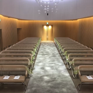 白ベースのチャペル
ベージュのベンチ