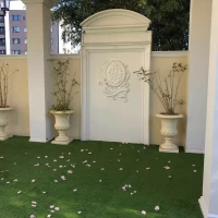 チャペル前が芝生なのでフラワーシャワーのあとが素敵です。