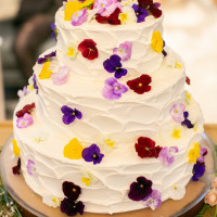 ケーキの装飾を希望通り、ケーキ台周りの装花もプラス料金で。
