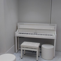 ピアノも全て白で統一されていました