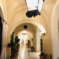 ホテルロビーの回廊