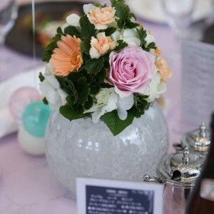 テーブルのお花の花瓶もたくさんの中から選べます|562962さんのララシャンスベルアミー 盛岡の写真(1038424)