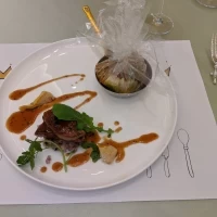 左:フォアグラと宮崎牛

右:鯛とあさり料理