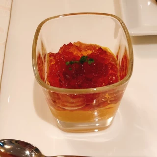 アミューズの野菜のムースと鶏コンソメのジュレ　ウニ添え
