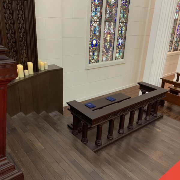 伝統と写真映えの融合」｜なによりも天井が高く、祭壇までの階段が7段