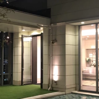 夜の披露宴会場の雰囲気
プールと芝がいい感じです