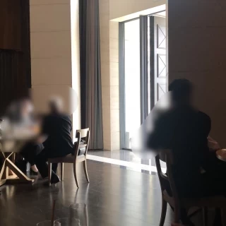 ここから2人が入場しました