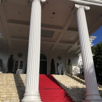 式場の門をくぐってすぐ、真っ赤な絨毯が！