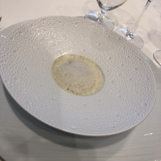 スープ。泡の中にいろいろな食材が入ってました。