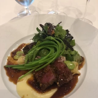 お肉はもちろんソースも野菜も全てが美味しい。幸せな気持ち