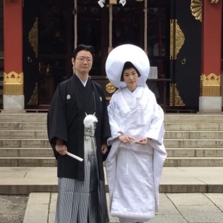本殿の前にて。