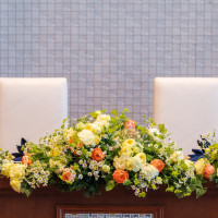 新郎新婦の席です。ゲストテーブルと合わせた花の色です。