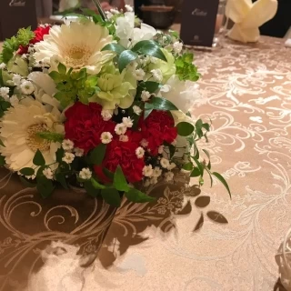 テーブルクロスもミッキーでお花もミッキーを取り入れました