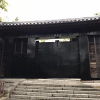 普段入る事ができない門
