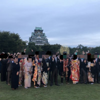 大阪城バックに参列者と記念撮影
