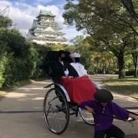 大阪城バックに人力車で