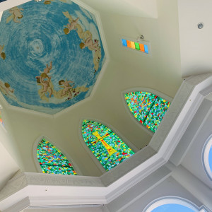 チャペルの天井です。
ステンドグラスや絵が素敵です。|563352さんのリザンシーパークホテル谷茶ベイの写真(1130108)