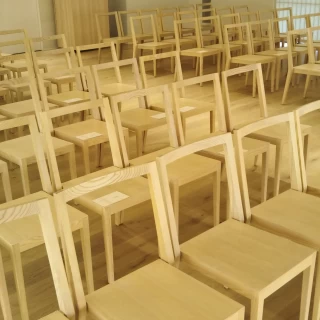 いすは木目です